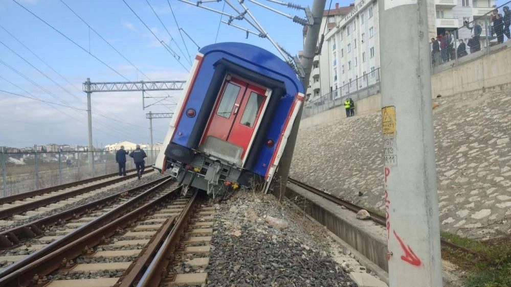 Son dakika: Gebze'de tren raydan çıktı