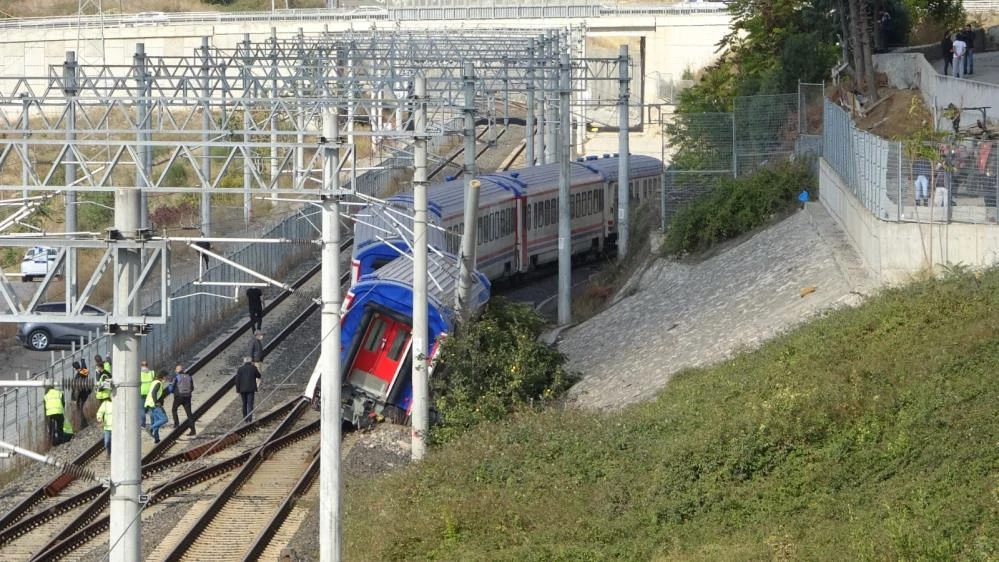 Son dakika: Gebze'de tren raydan çıktı