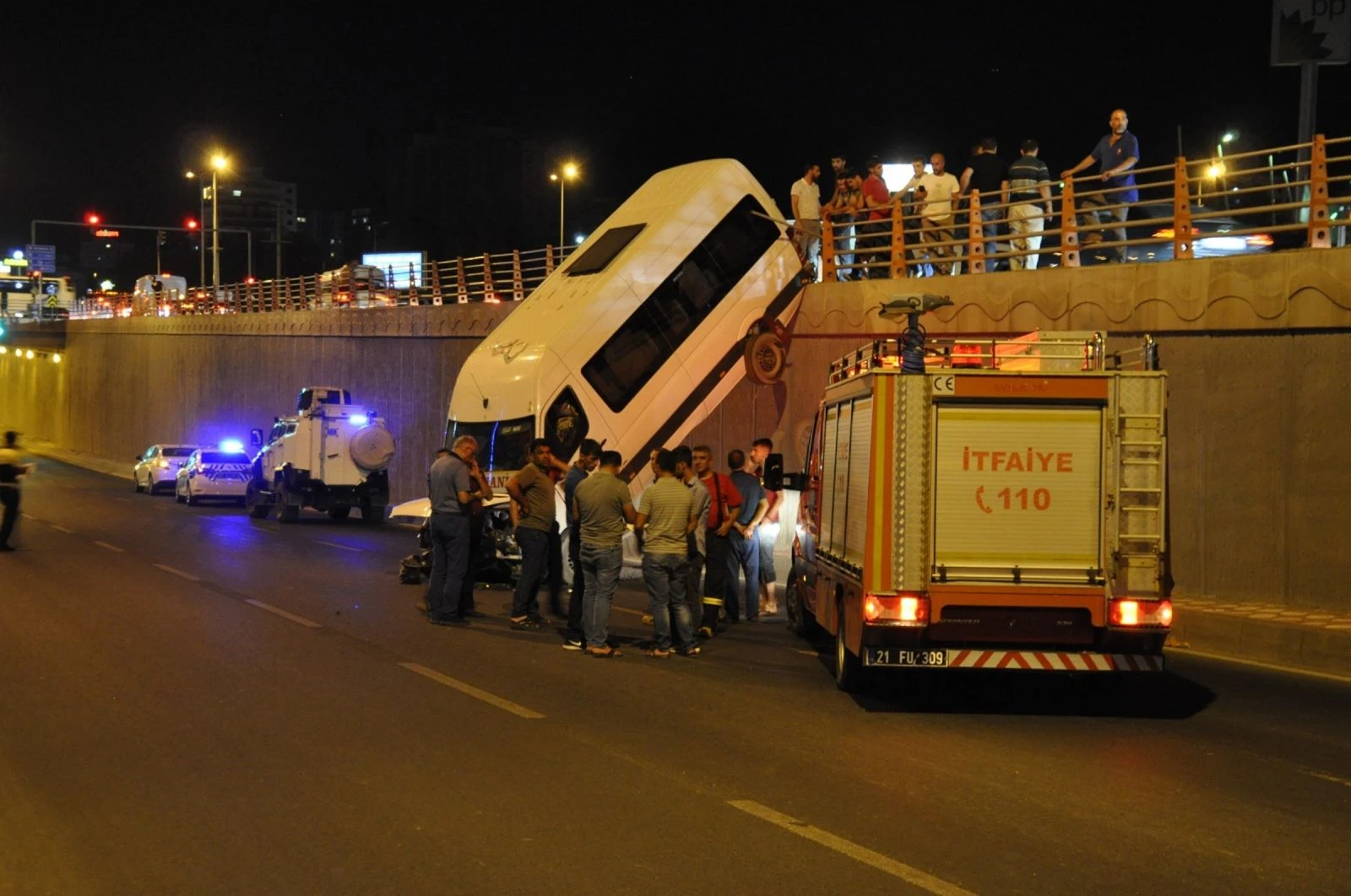 Minibüs alt geçide uçtu