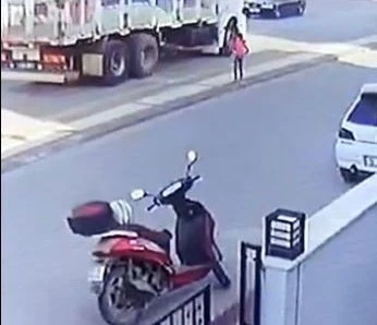 8 yaşındaki kız 15 ton ağırlığındaki kamyonun altında kaldı