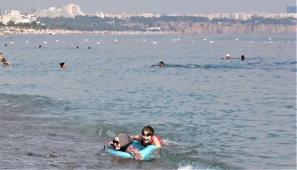 Dün kar yağan Antalya'da vatandaşlar bugün denize koştu