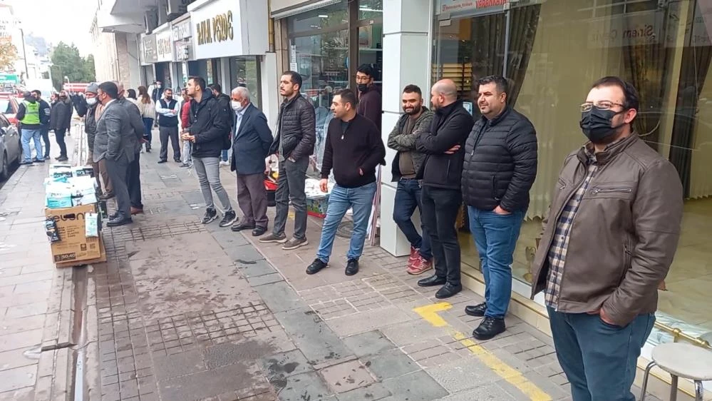 3 yaşındaki çocuk yangın çıkardı, vatandaşlar film gibi seyretti