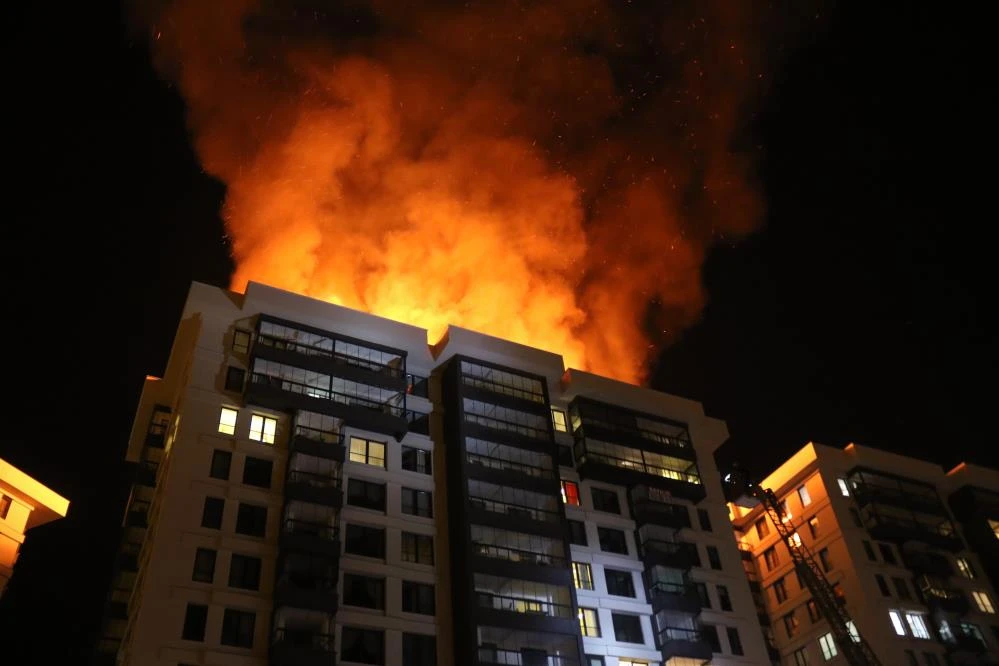 İşten çıkarıldığı için kızan kapıcı binayı ateşe verdi! 200 kişi dehşeti yaşadı