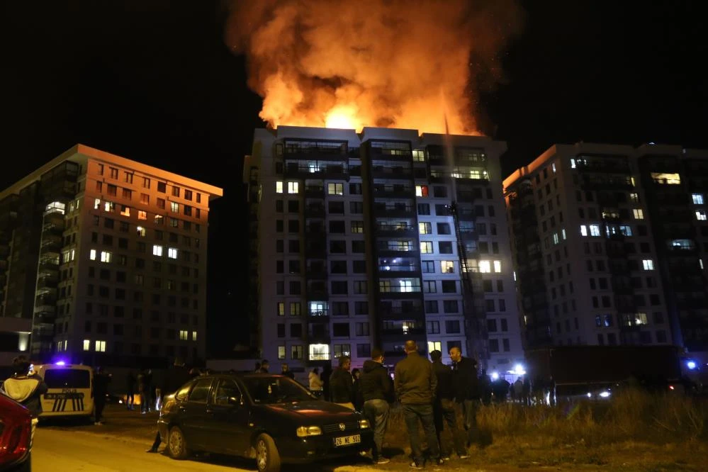 İşten çıkarıldığı için kızan kapıcı binayı ateşe verdi! 200 kişi dehşeti yaşadı