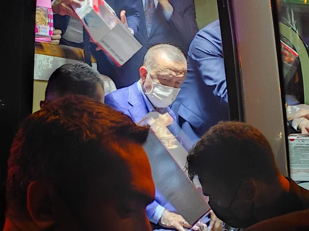'Tayyip dede' sloganı atan çocuklara oyuncak hediye etti