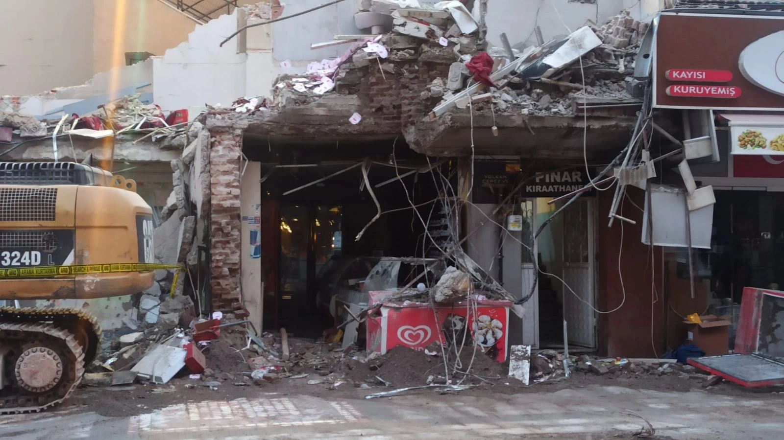 Malatya'da bina çöktü! Hasar gün ağarınca ortaya çıktı