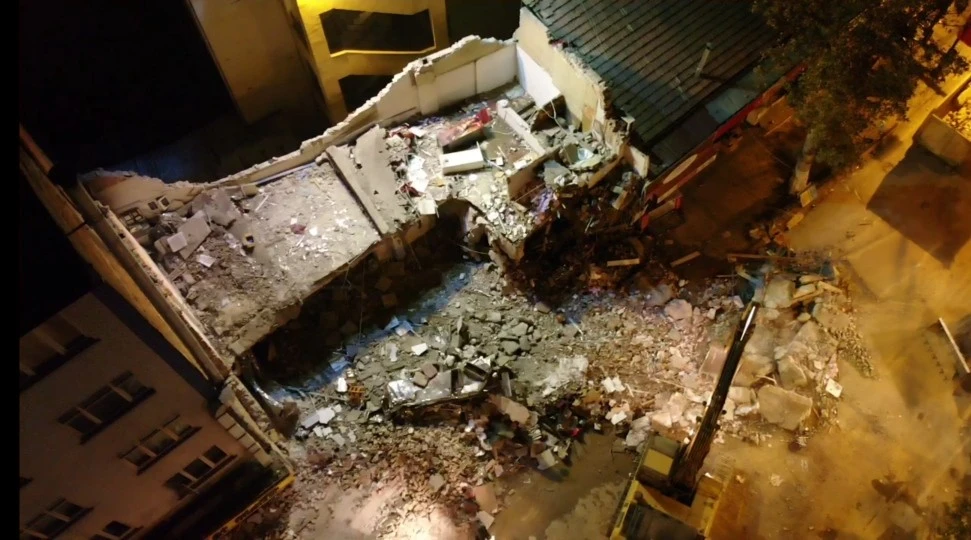 Malatya'da bina çöktü! Hasar gün ağarınca ortaya çıktı