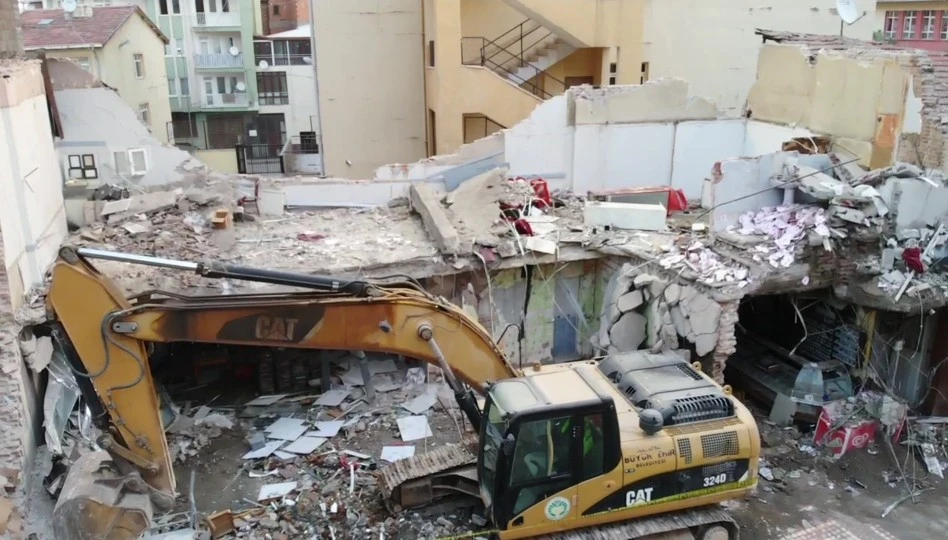 Malatya'da bina çöktü! Hasar gün ağarınca ortaya çıktı