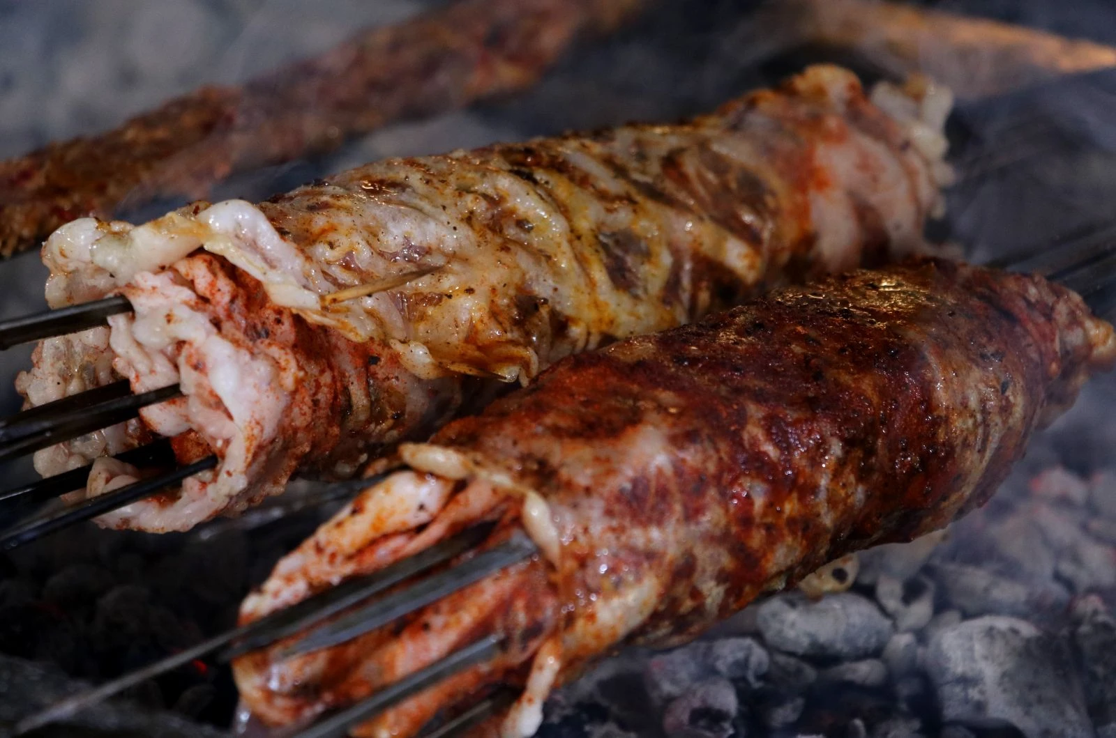 Yiyen doyamıyor, Diyarbakır kebabını uyarladı! Ortaya 'Gömlek ciğer' çıktı