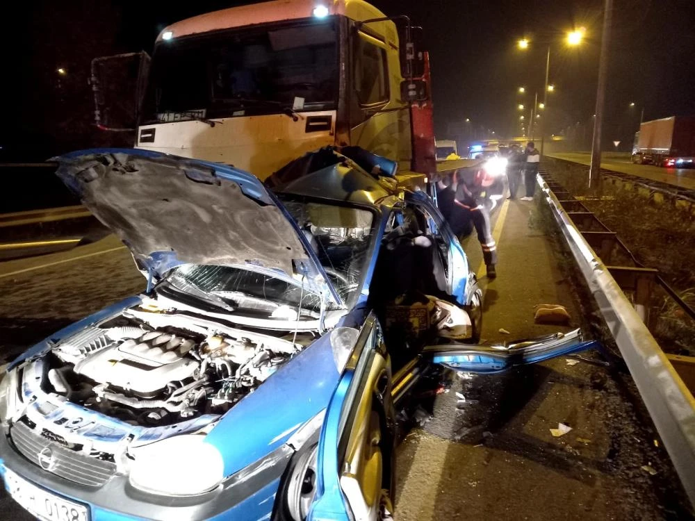 Kağıt gibi ezilen otomobilde çıkarılan yaralı hayat savaşını kaybetti