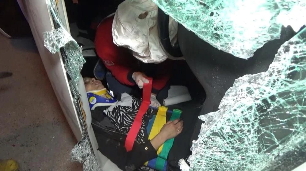 Yaralılara yardım etmek isterken başka aracın altında kaldı