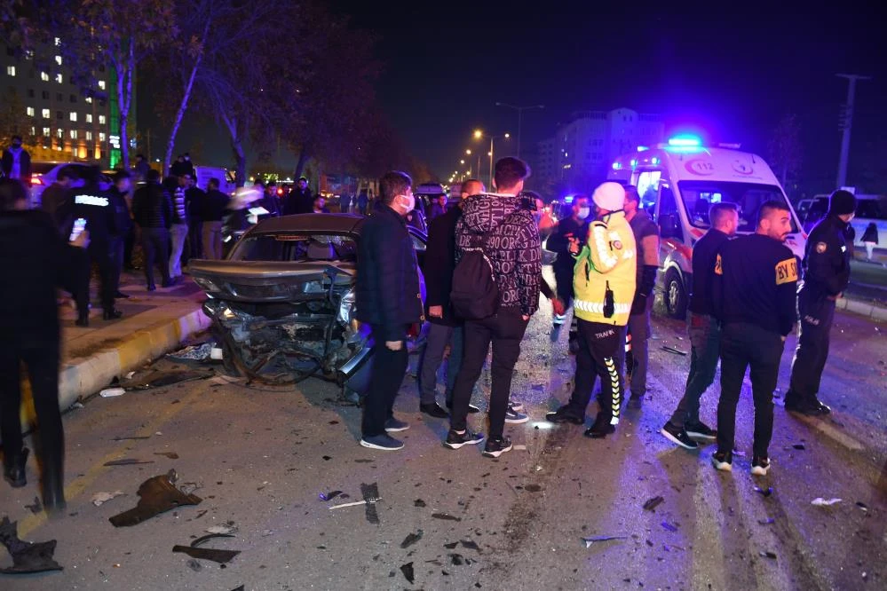 Yaralılara yardım etmek isterken başka aracın altında kaldı