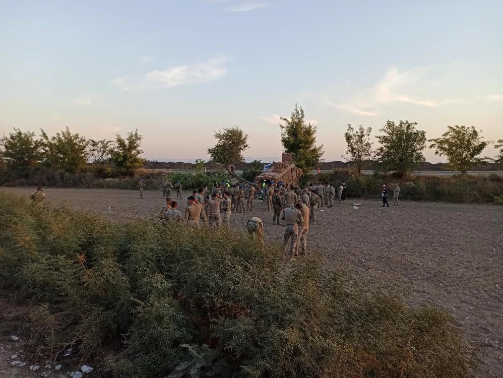 Askeri araç devrildi: 2'si ağır 7 yaralı