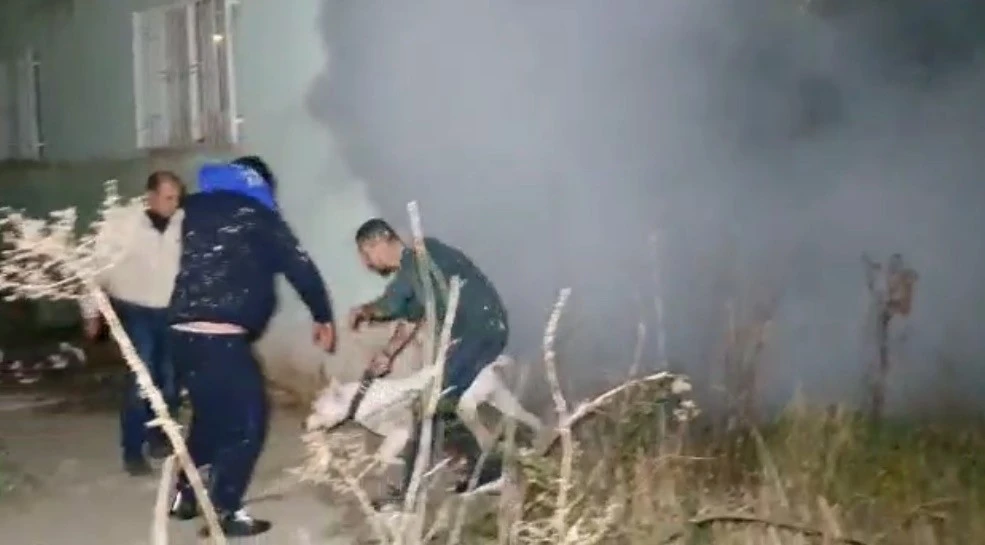 Üşüyen hırsız bahçedeki arabaları ateşe verdi