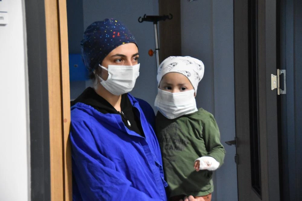 Ablasından kemik iliği nakliyle 2 yaşında 2 kanseri yendi