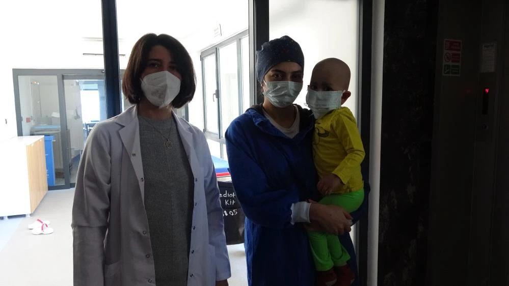Ablasından kemik iliği nakliyle 2 yaşında 2 kanseri yendi