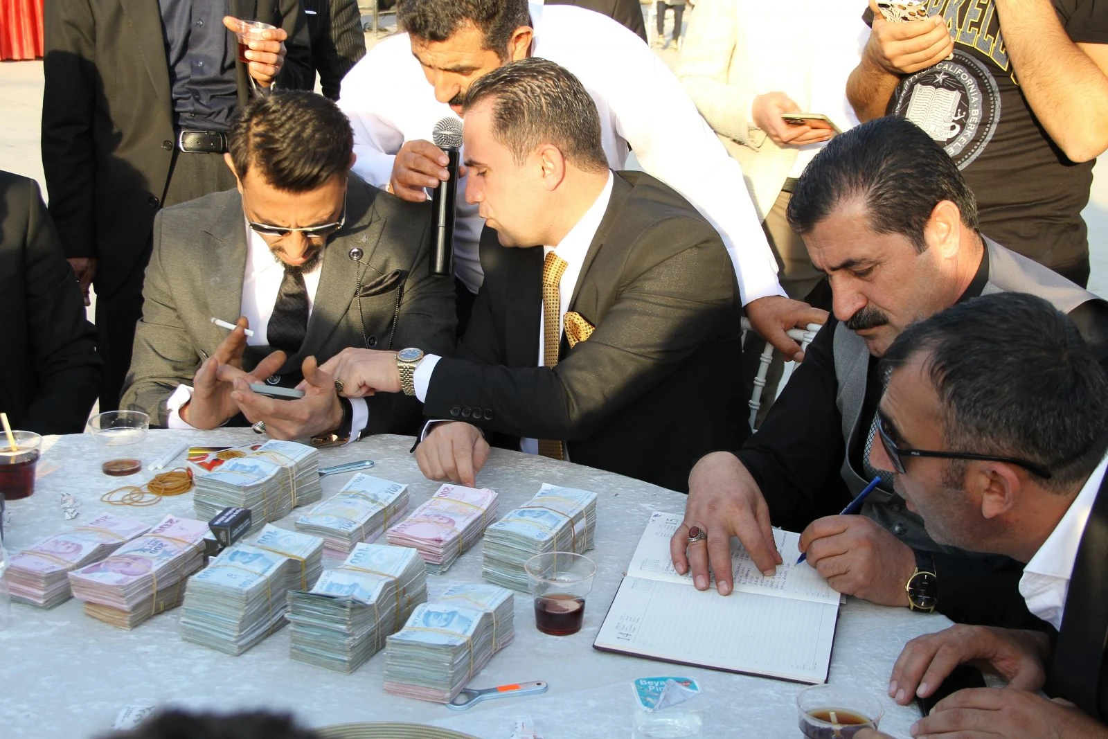 3 bin kişinin katıldığı aşiret düğününde 1 milyon 258 bin TL'lik altın ve para takıldı!