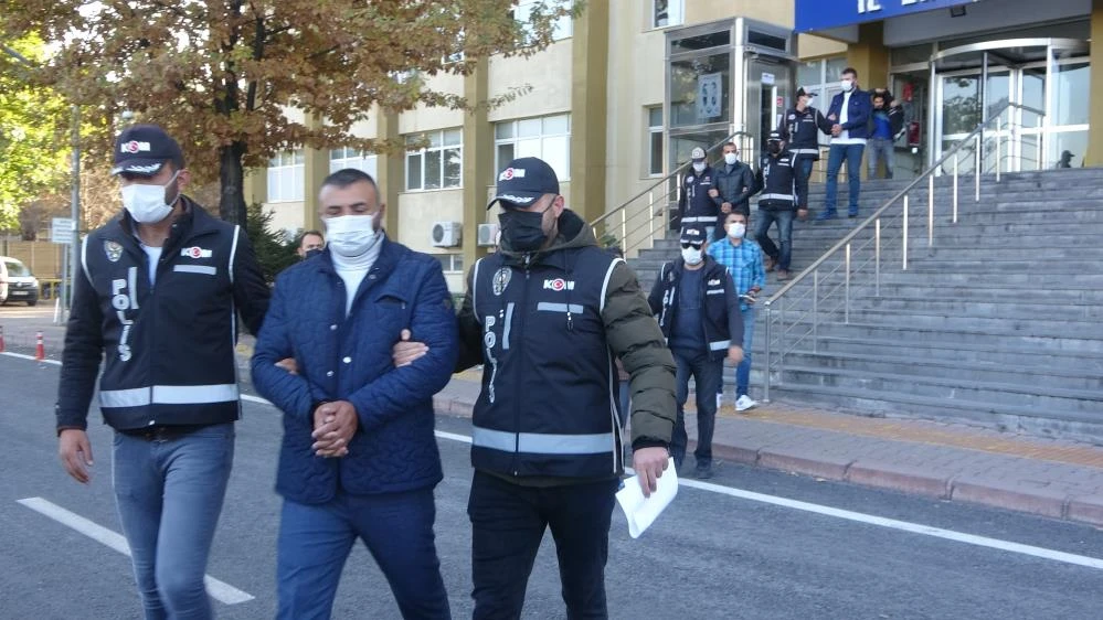 Borç verip tehditle yüklü miktar faiz alan tefecilere operasyon