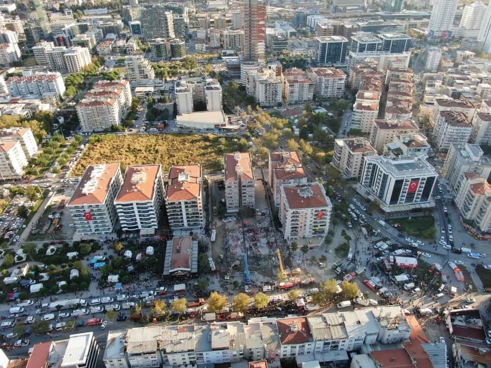 Rıza Bey Apartmanı davasında yumruklu kavga: Depremzedelerle sanıklar birbirine girdi