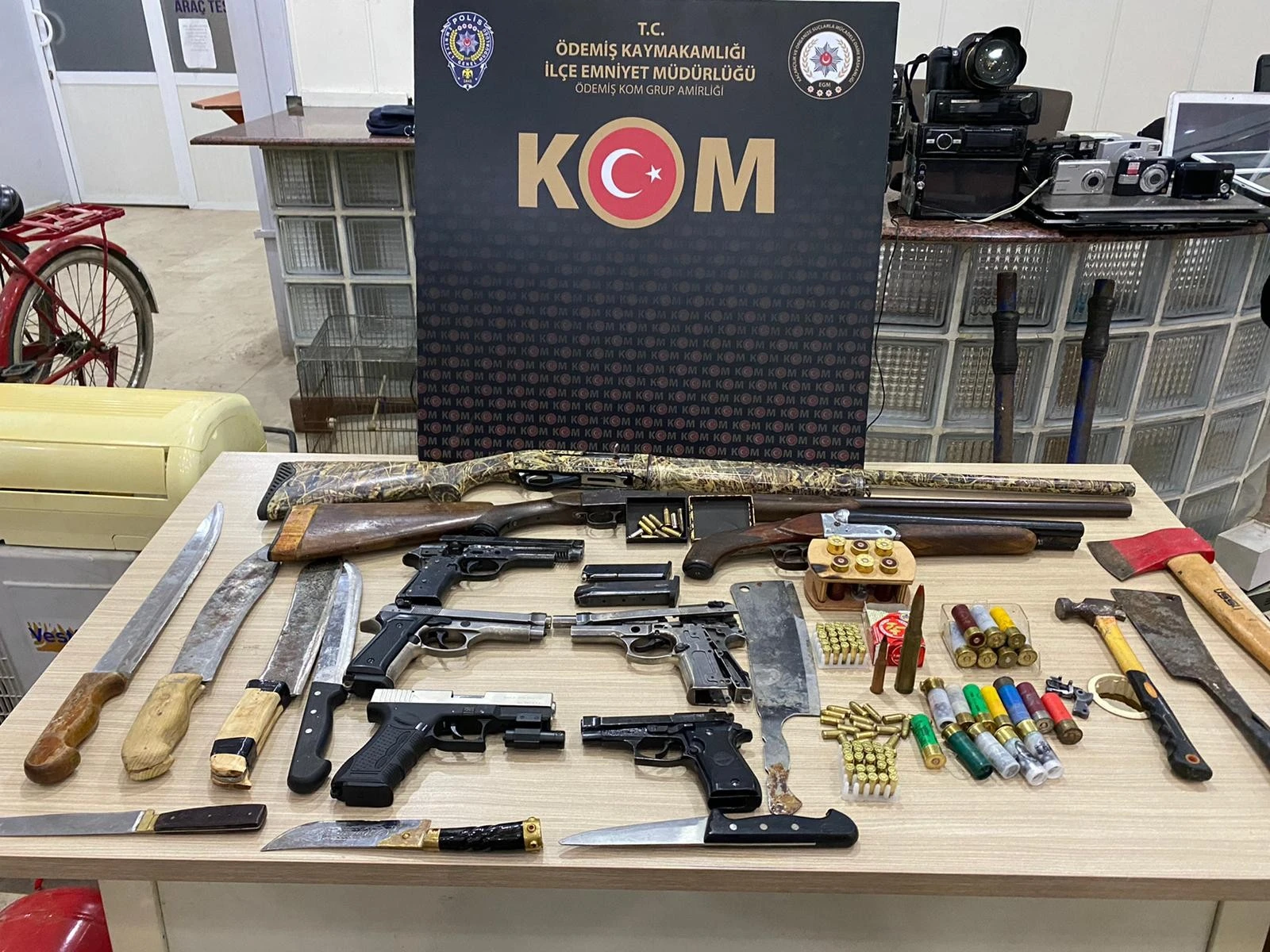 Hırsızın evinden kamyonet dolusu çalıntı mal çıktı