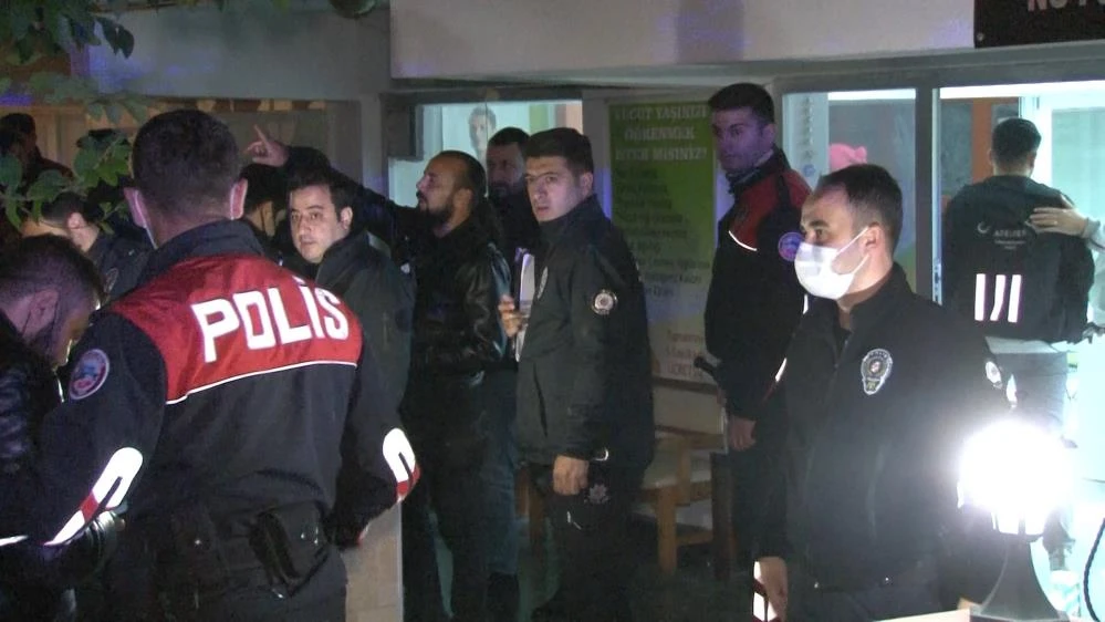 Cinnet getiren adam, eşi ve çocuğunun bulunduğu evi ateşe verip intihar etti