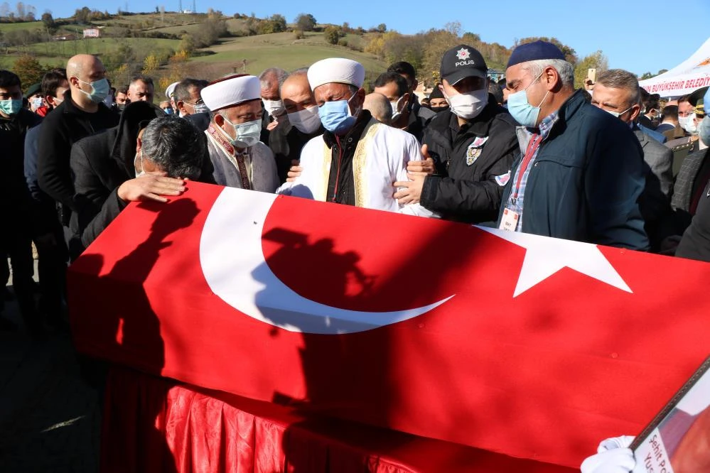 İmam babanın en zor görevi: Şehit oğlunun namazını kıldırdı, sonra tabuta sarıldı...