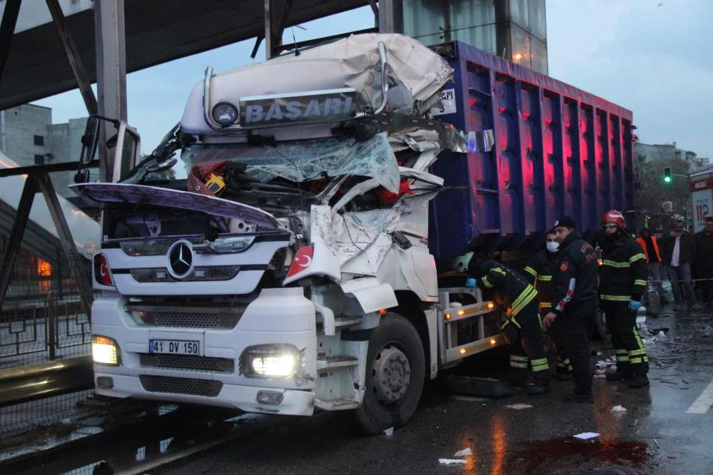 Köprüden atlayan gence çarpmamak için kaza yaptı: 1 ölü, 1 ağır yaralı