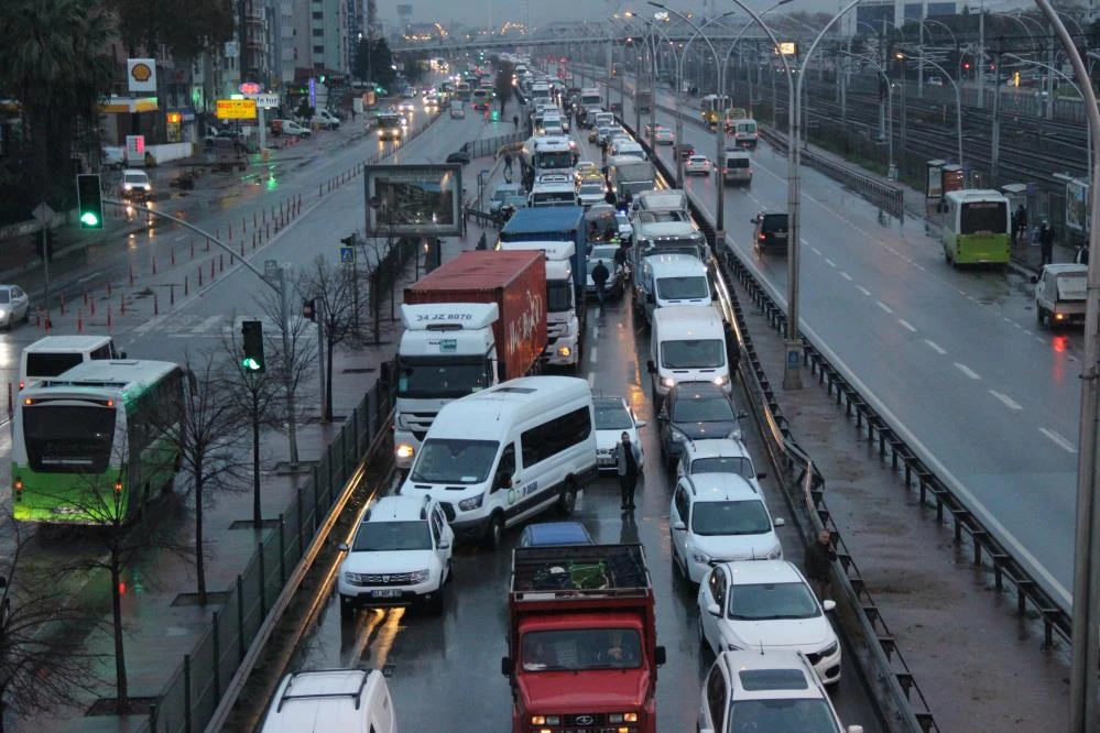 Köprüden atlayan gence çarpmamak için kaza yaptı: 1 ölü, 1 ağır yaralı