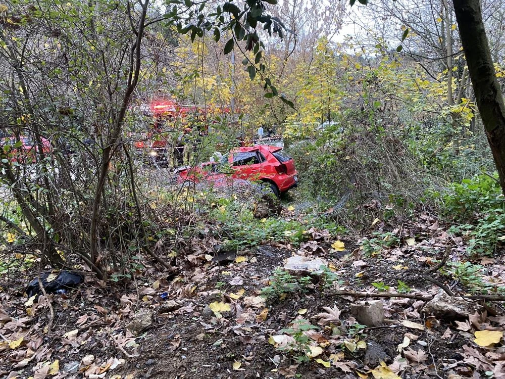 Aşırı süratli otomobil ağaçlara çarptı: 1 ölü, 1 yaralı