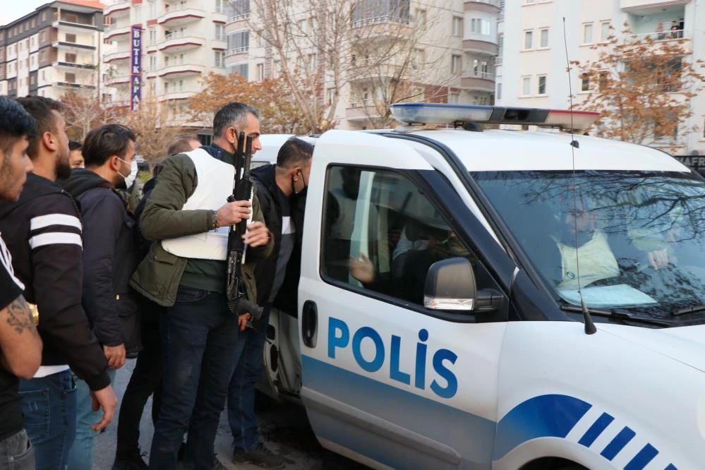 Saldırgan terör estirdi: Hasmını yaraladı, polislere tüfek doğrulttu