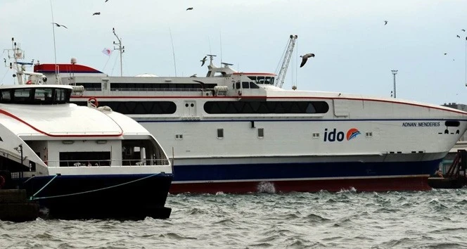 Lodos tüm Türkiye'yi esir aldı! Deniz ulaşımları durdu, dev dalgalar kıyıya vurdu