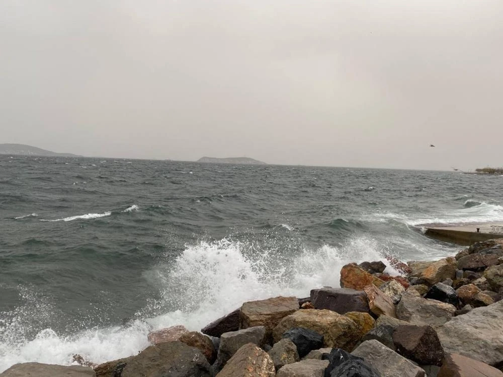 Lodos tüm Türkiye'yi esir aldı! Deniz ulaşımları durdu, dev dalgalar kıyıya vurdu