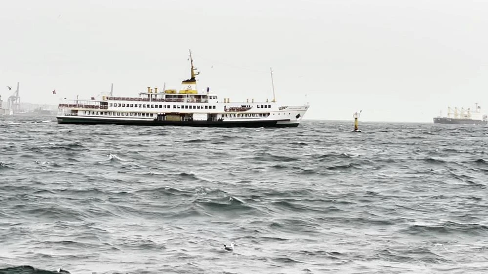 Lodos tüm Türkiye'yi esir aldı! Deniz ulaşımları durdu, dev dalgalar kıyıya vurdu