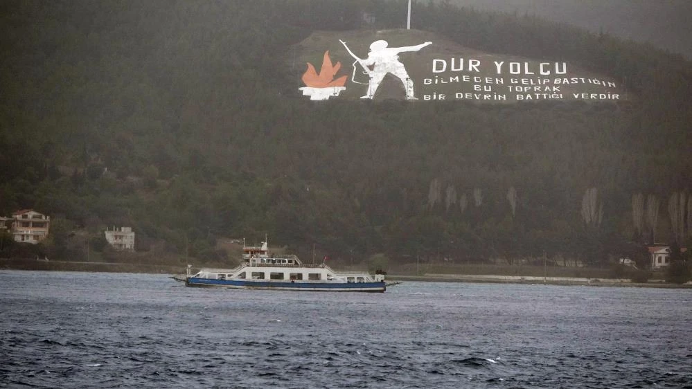 Lodos tüm Türkiye'yi esir aldı! Deniz ulaşımları durdu, dev dalgalar kıyıya vurdu