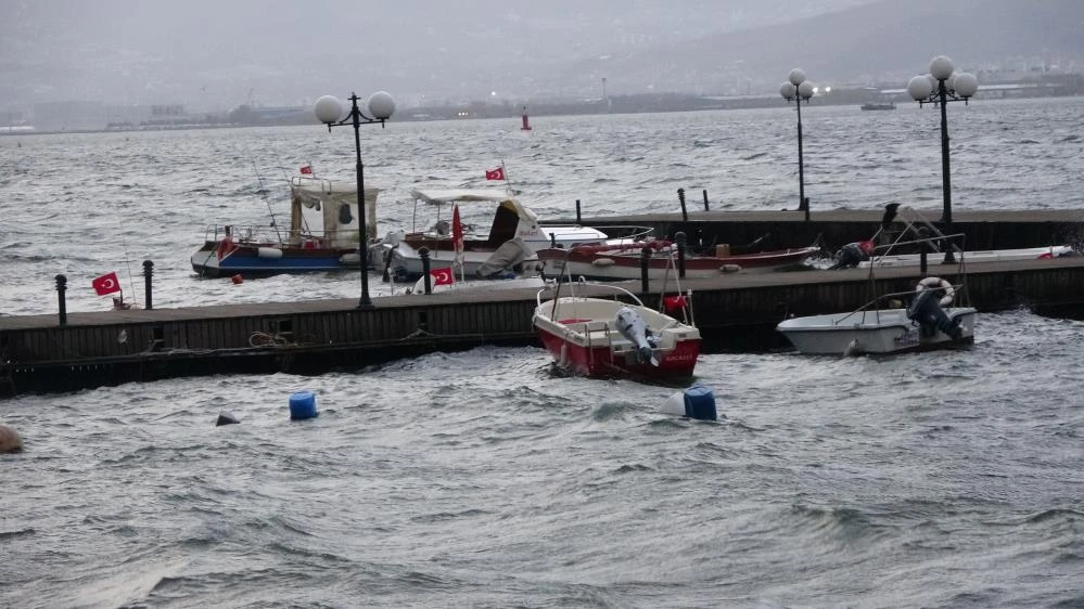 Lodos tüm Türkiye'yi esir aldı! Deniz ulaşımları durdu, dev dalgalar kıyıya vurdu