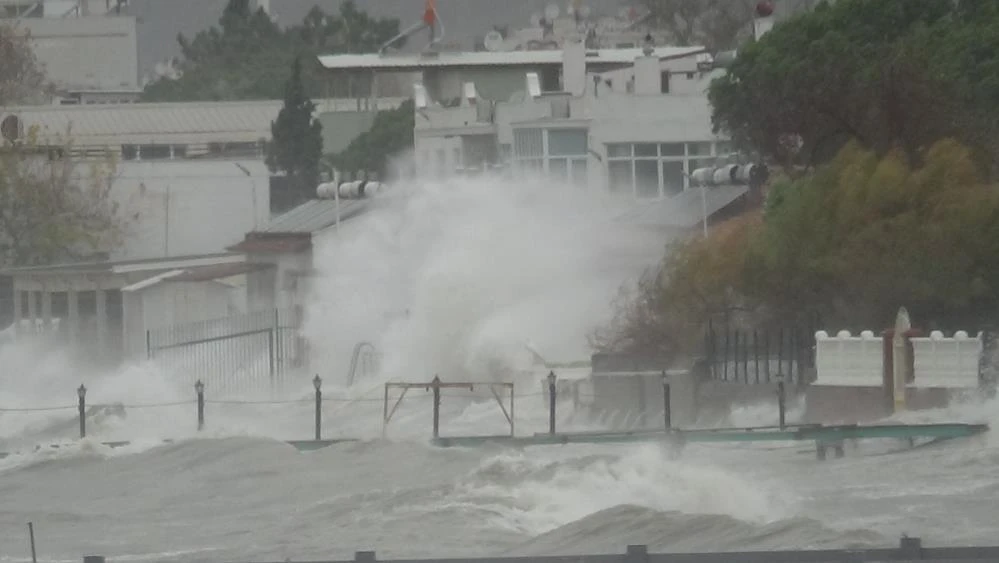 Lodos tüm Türkiye'yi esir aldı! Deniz ulaşımları durdu, dev dalgalar kıyıya vurdu