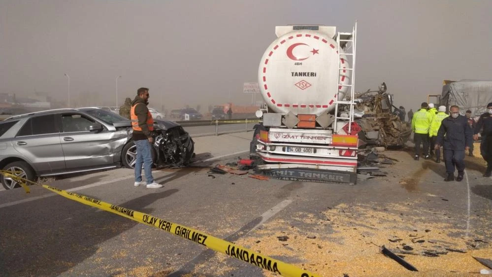 Konya'daki kum fırtınasında zincirleme kaza! 2'si ağır 8 yaralı