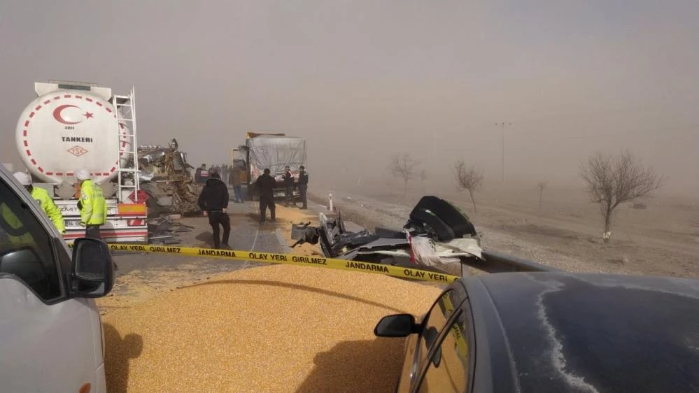 Konya'daki kum fırtınasında zincirleme kaza! 2'si ağır 8 yaralı