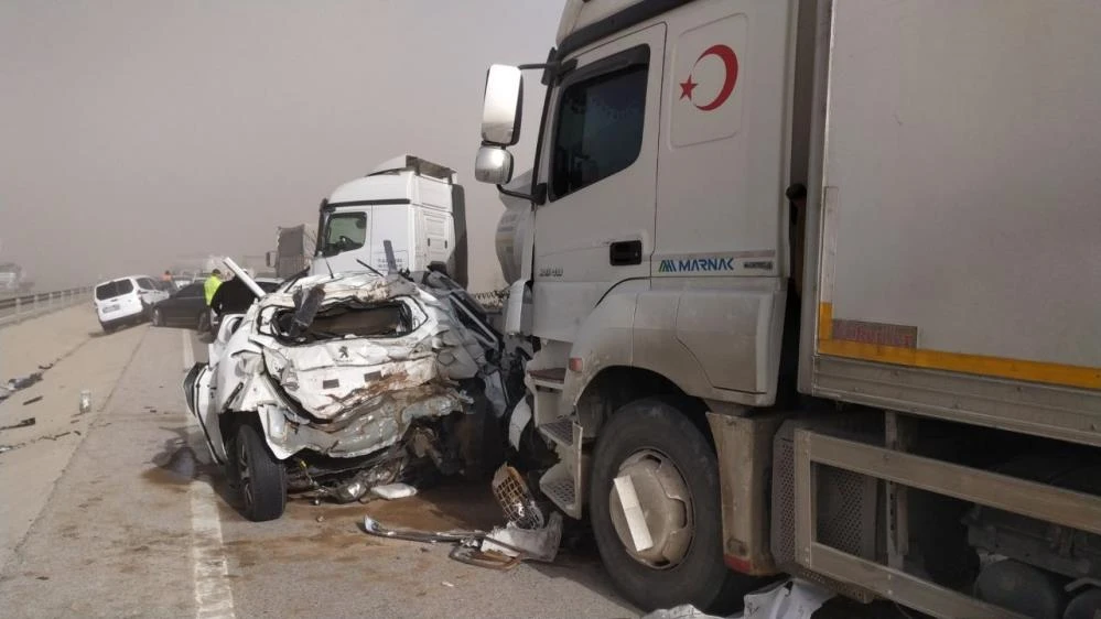 Konya'daki kum fırtınasında zincirleme kaza! 2'si ağır 8 yaralı