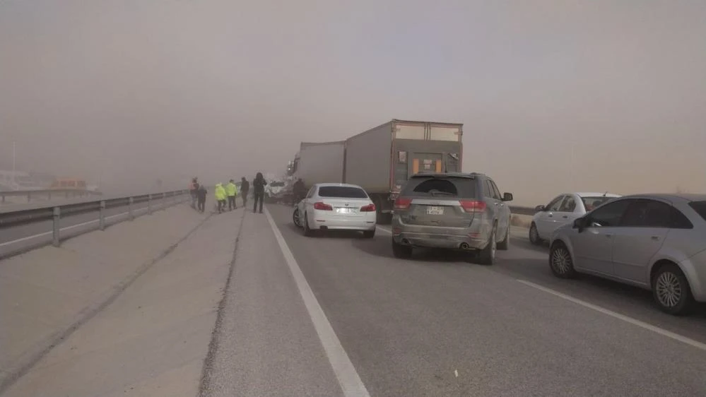 Konya'daki kum fırtınasında zincirleme kaza! 2'si ağır 8 yaralı