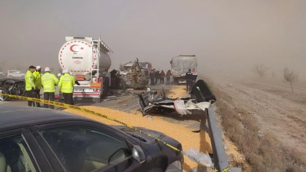 Konya'daki kum fırtınasında zincirleme kaza! 2'si ağır 8 yaralı