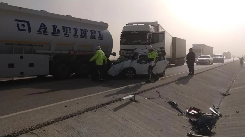 Konya'daki kum fırtınasında zincirleme kaza! 2'si ağır 8 yaralı