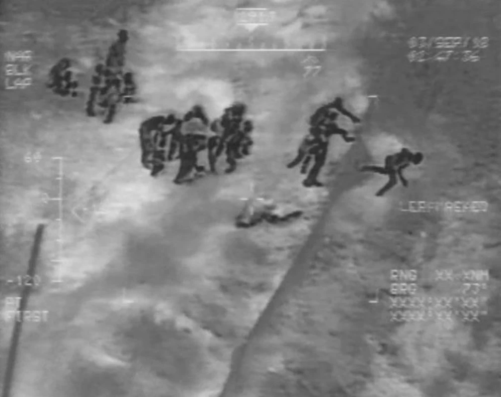 Kaçak göçmen taşıyan lastik bot alabora oldu