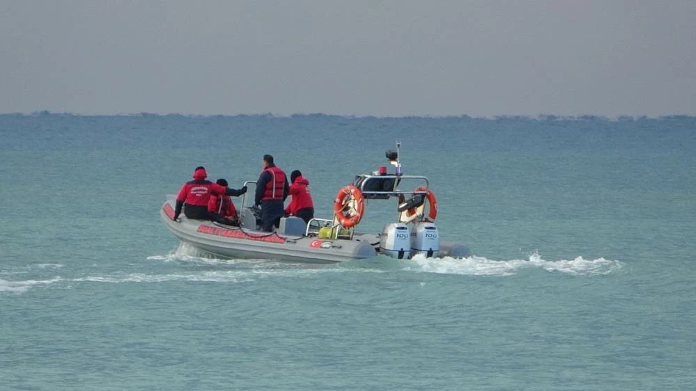 Tekneden atlamaya zorlanan 2 göçmenin cesedi bulundu