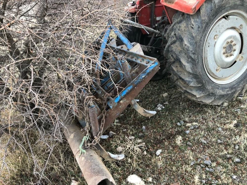 Şarampole devrilen traktörün sürücüsü öldü