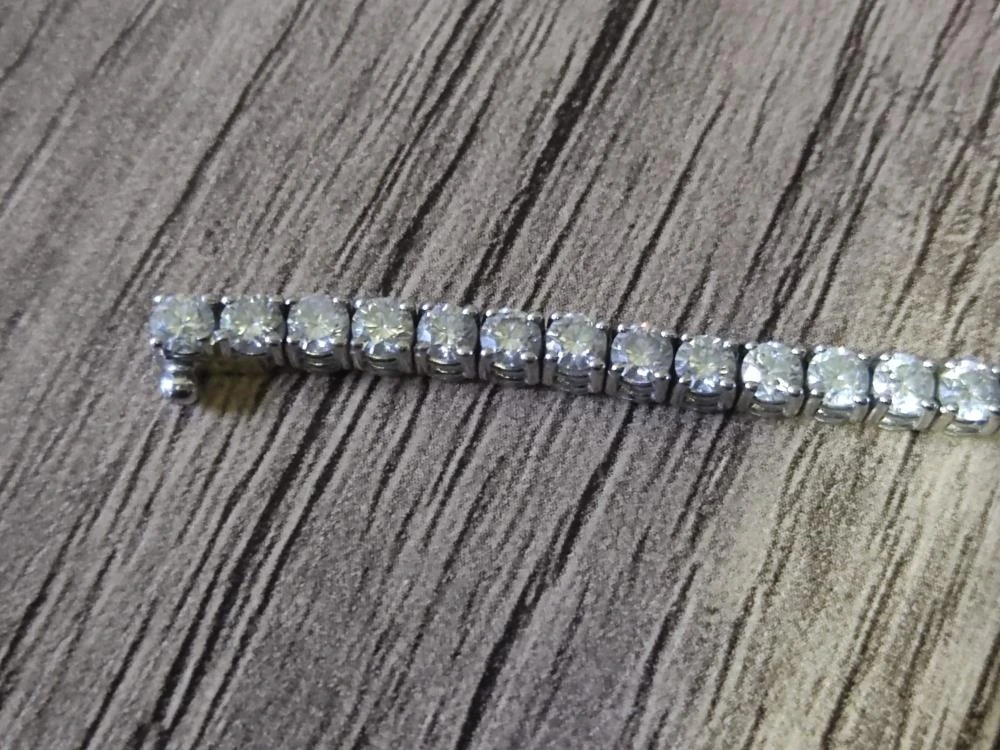 Yolda yürürken servet buldu! Tam 2 milyon değerinde... Düşünmeden sahibine teslim etti