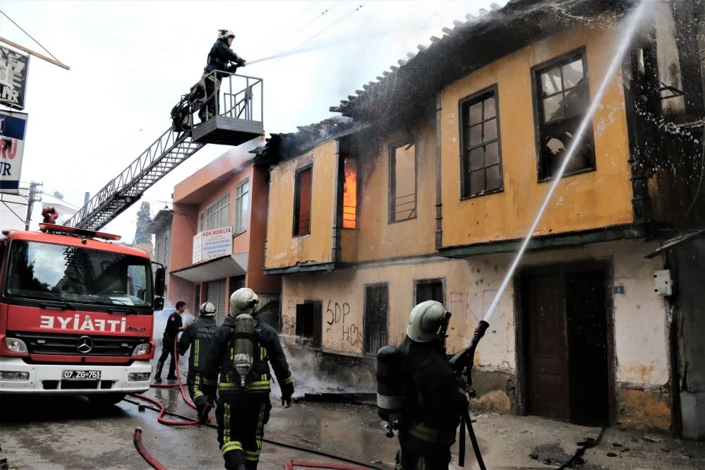 Yanan binada mahsur kalan genç kız atlayarak kurtuldu