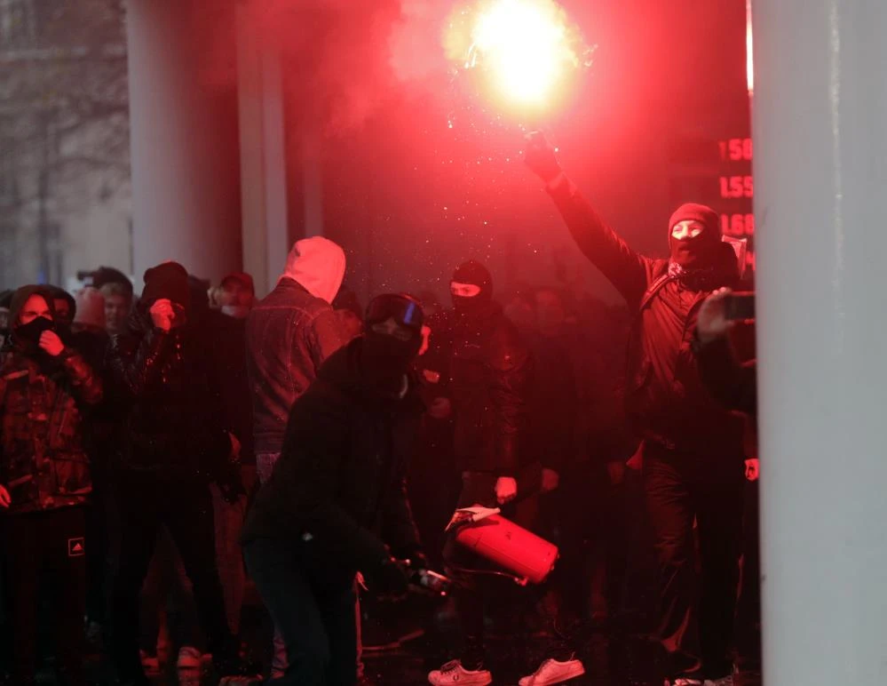 Belçika’da yüzlerce kişi kısıtlamaları protesto etti