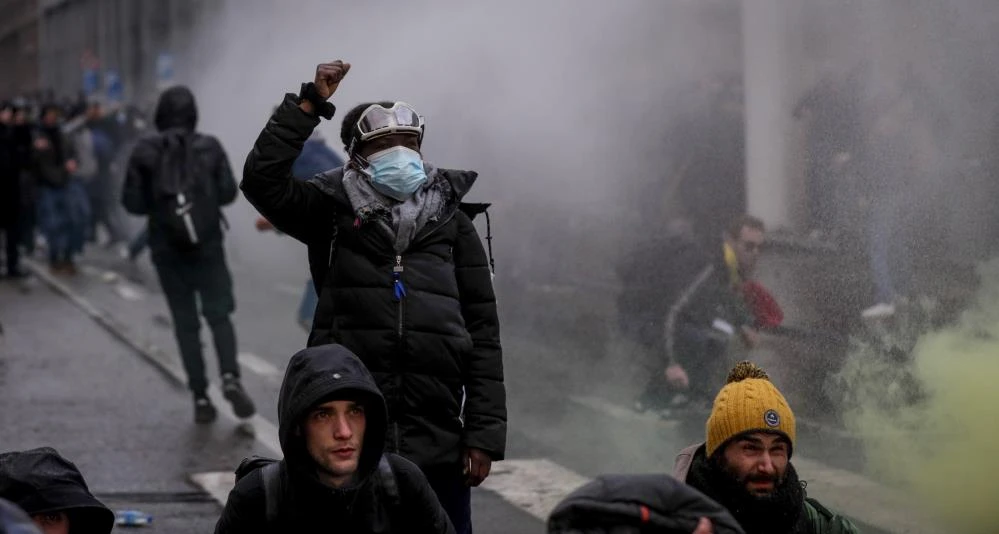 Belçika’da yüzlerce kişi kısıtlamaları protesto etti