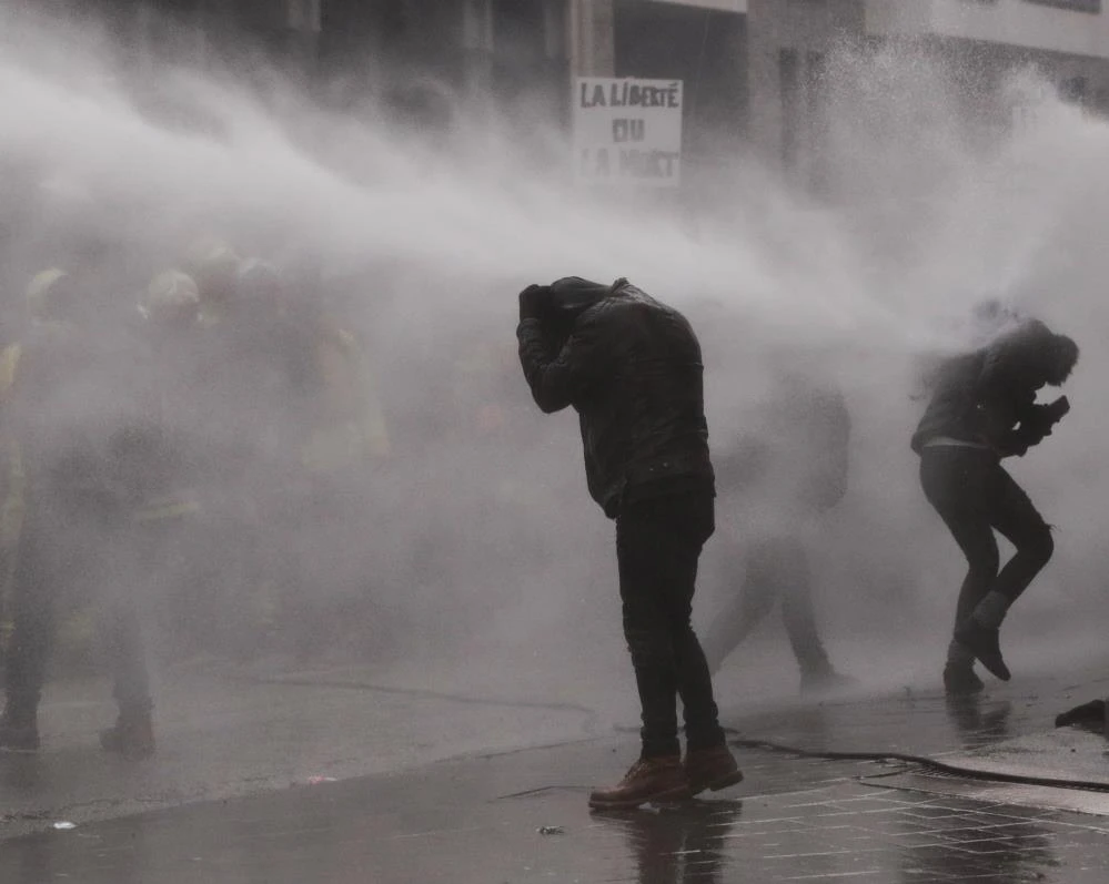 Belçika’da yüzlerce kişi kısıtlamaları protesto etti